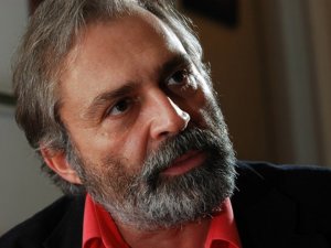 Haluk Bilginer’e Uluslararası Emmy Ödülü