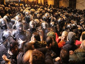 Gürcistan'da güvenlik güçleri parlamentoyu kuşatan protestoculara müdahale etti