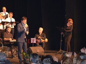 Vali Yardımcısı Sahneye Çıktı, Salon Ayakta Alkışladı