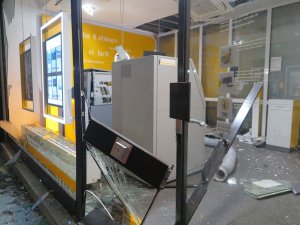 Atm’yi Havaya Uçurup Soydular