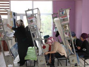 Kızıltepeli Kadınların Dokuduğu İpek Halılar Yurt Dışına İhraç Ediliyor