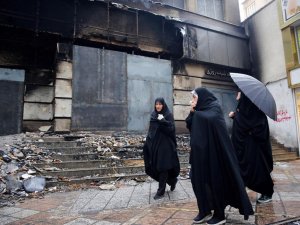 İran’daki Gösterilerde 731 Banka, 140 Kamu Binası Yakıldı