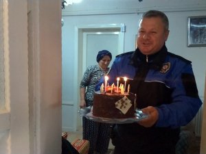 Genç Kıza Polislerden Doğum Günü Sürprizi