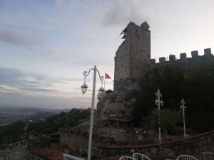 Arnavutluk’ta Deprem Sonrası 500 Yıllık Preza Kalesi’nin Duvarları Yıkıldı