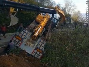 Uçurumda Asılı Kalan Tır Korkuttu