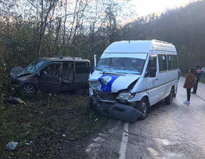 Ordu'da yolcu minibüsüyle hafif ticari araç çarpıştı: 10 yaralı