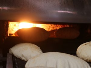 Tel Abyad’da Fırından Çıkan Ekmekler Halka Ücretsiz Dağıtılıyor