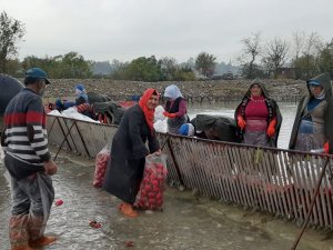 Kadınların Soğuk Suda Ekmek Mücadelesi