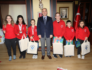 Engelli Madalyalı Yüzücülerden Başkan Metin'e Ziyaret