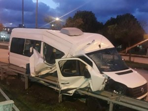 Dolmuş Minibüs Bariyere Çarptı: 5 Yaralı