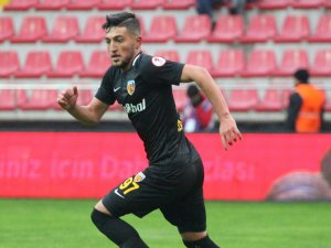 İmzayı Attı, İlk Maçına Çıktı
