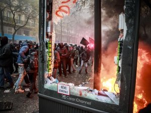 Fransa’da Eylemcilerden Polislere Tehdit Mektupları