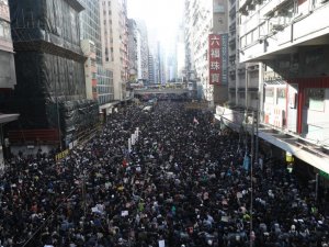 Hong Kong’ta Gösterilerin 6. Ayında Binlerce Kişi Yine Sokaklarda