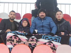 Soğuk Havaya Rağmen Battaniye İle Maç İzlediler