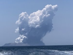 Yeni Zelanda’da Yanardağ Patladı: 1 Ölü