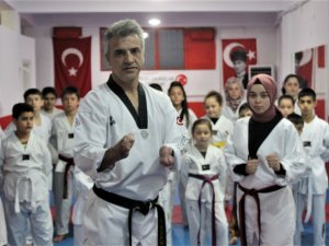 Elleri Olmadan 2 Kez Dünya Şampiyonu Oldu, Şimdi Şampiyonlar Yetiştiriyor