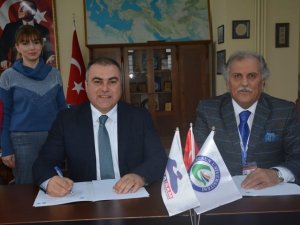“Şiirleri Ve Şarkılarıyla Ahmet Kaçar” Müzik Albümü İçin İmzalar Atıldı