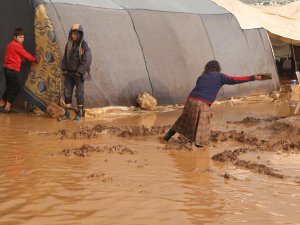Suriye’de Su Basan Kamplar İçin Yardım Çağrısı