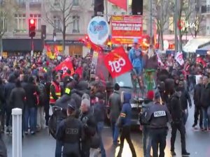 Paris’te Binlerce Kişi Emeklilik Reformu Yasasını Protesto Etti