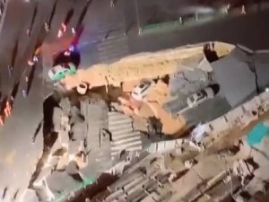 Çin’de Yol Çöktü, 3 Otomobil Çukura Düştü
