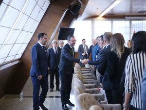 Bakan Kasapoğlu, Büyük Atatürk Koşusu’nu Kazanan Milli Atletleri Ağırladı