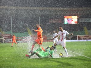 Antalya Derbisinde Yağmur Var, Kazanan Yok
