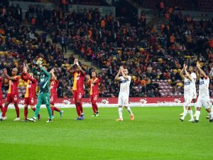 Galatasaray Taraftarları İki Takımı Da Tribüne Çağırdı