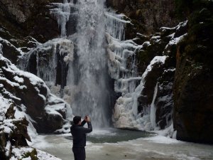 Kış Mevsiminde Şelaleler Hayran Bırakıyor