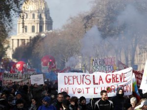 Fransa’da Grev 13. Gününde Sürüyor