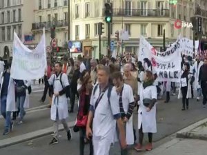 Fransa’da Doktorlar Sokağa İndi