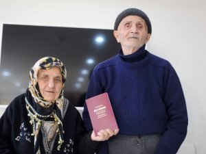 80’lik Çift Yıldırım Nikahı ile Evlendi