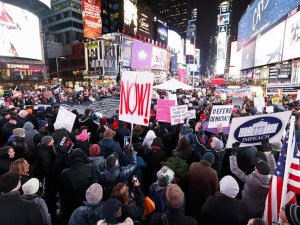 Abd’liler Trump’ın Azli İçin Times Meydanı’nda Toplandı