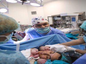 Doktor 14. Denemesinde 50 Yaşında Üçüz Doğurdu
