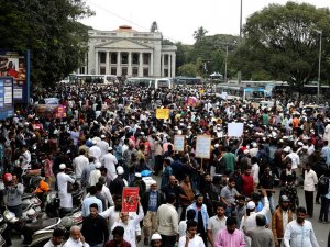 Hindistan’da Tansiyon Düşmüyor: 3 Ölü