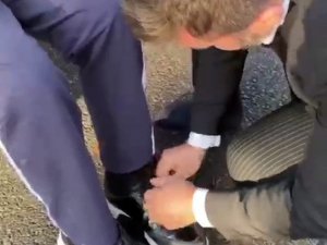 Ayakları Üşüyen Amcaya Ayakkabılarını Verdi