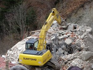 Uzungöl’de Kimi Eşyalarını Kurtardı, Kimi İse Yıkımın Ardından Gözyaşı Döktü