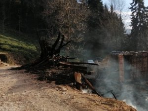 Çıkan Yangında 100 Yıllık Hatıralar Da Yandı