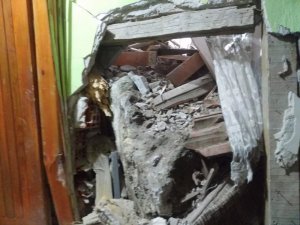 Dağdan Kopan Kayalar Evin Çatısına Düştü, Facianın Eşiğinden Dönüldü