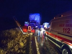 Otomobil İle Kamyon Çarpıştı: 2 Ölü