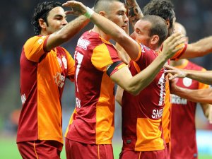 Wesley Sneijder, Jübilesine Selçuk İnan Ve Burak Yılmaz’ı Çağırdı