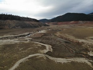 Görüntüsü Kuraklığı Andıran O Barajda Su Tutulmaya Başlandı