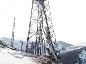 Şiddetli Rüzgar Verici Direğini Kağıt Gibi Katladı