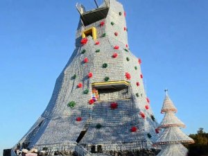 Tayland’da 100 Bin Plastik Şişeden Dev Yılbaşı Ağacı