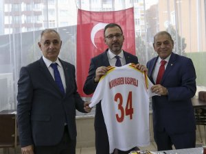 Bakan Kasapoğlu, Taksim Spor Kulübü’nü Ziyaret Etti