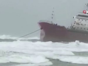 İsrail’de Ticari Kargo Gemisi Kıyıya Sürüklendi