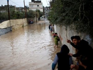 Gazze Şeridi’nde Cadde Ve Sokaklar Sular Altında