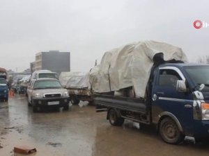 İdlib’de Siviller Güvenli Bölgelere Kaçmaya Devam Ediyor