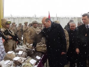 Bakan Soylu’dan Kar Altında Görev Yapan Mehmetçiğe Ziyaret