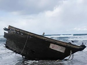 Japonya’da İçinde Cesetlerin Bulunduğu Tekne Sahile Vurdu