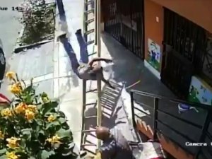 Yaşlı Adam Yoluna Çıkan Merdiveni Sallayıp Boyacıyı Düşürdü